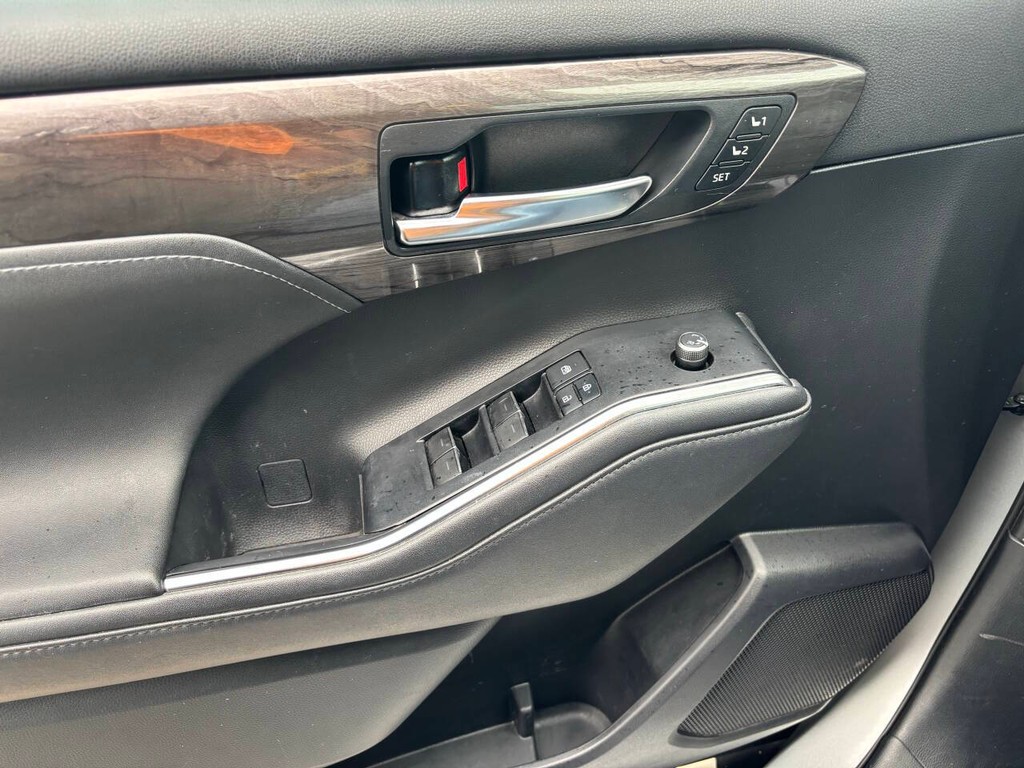 Toyota Highlander Vehicle Full-screen Gallery Image 29