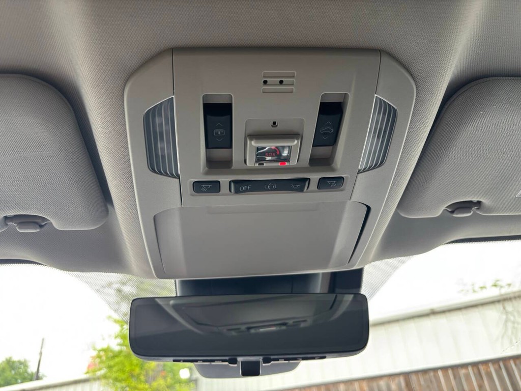 Toyota Highlander Vehicle Full-screen Gallery Image 31