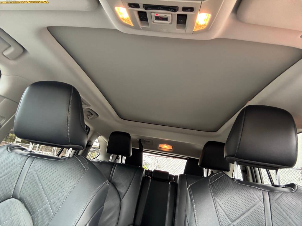 Toyota Highlander Vehicle Full-screen Gallery Image 32