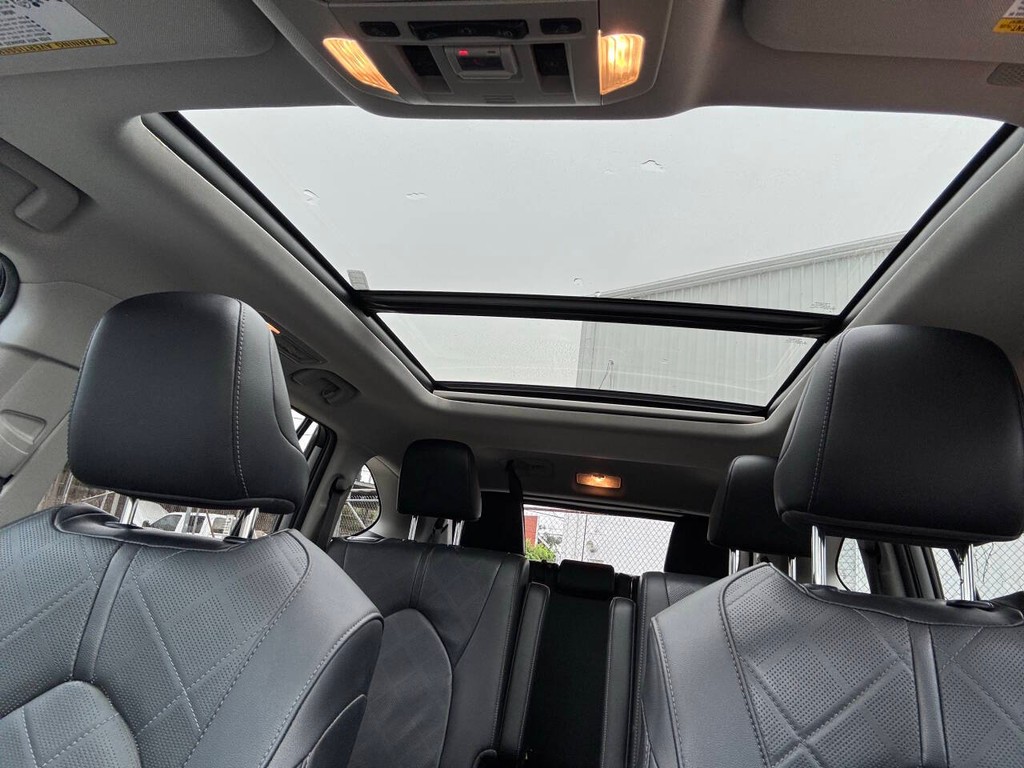 Toyota Highlander Vehicle Full-screen Gallery Image 33