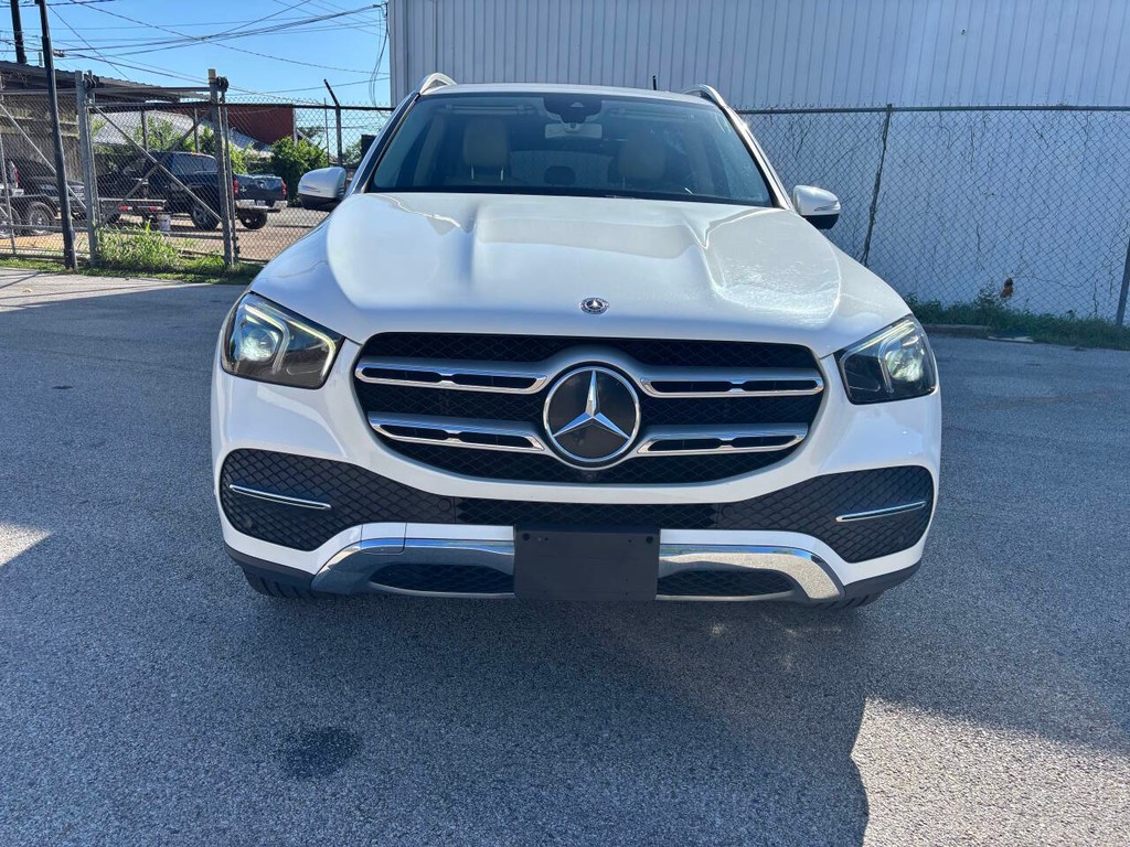 Mercedes-Benz GLE Vehicle Full-screen Gallery Image 03