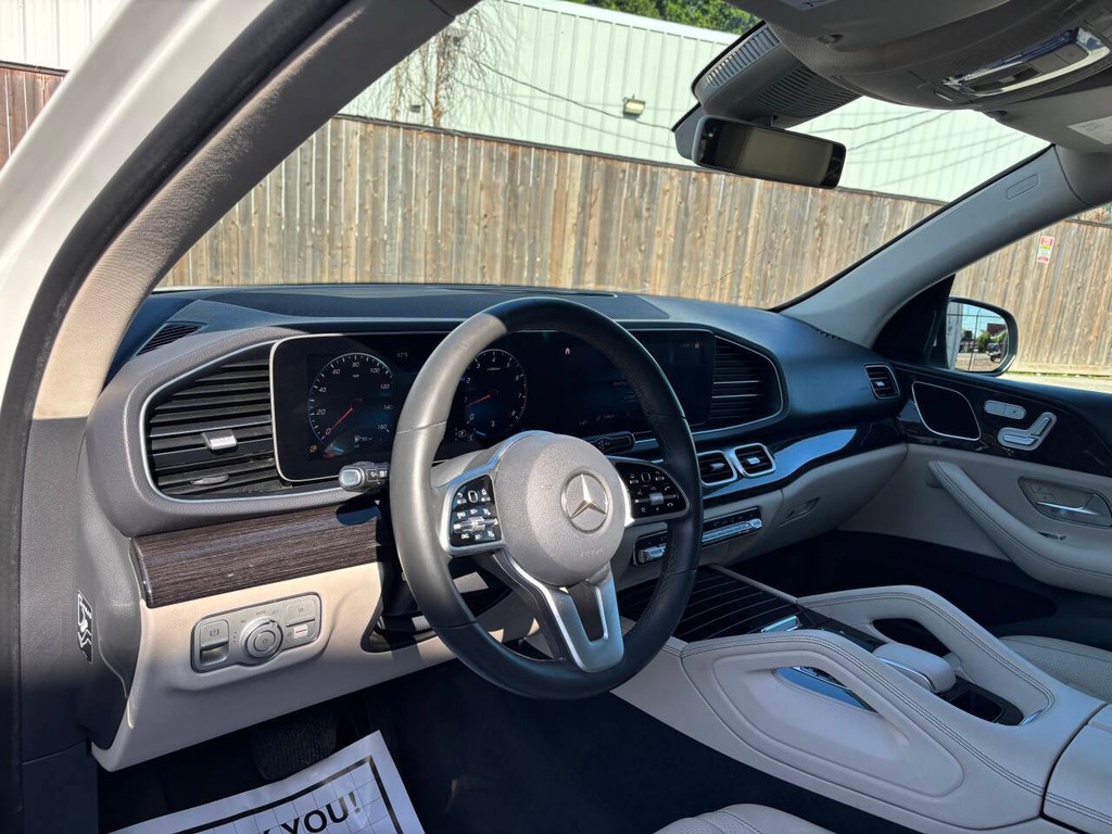 Mercedes-Benz GLE Vehicle Full-screen Gallery Image 08