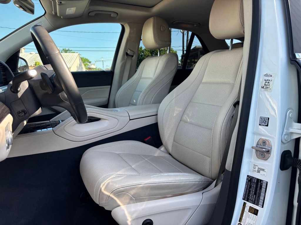 Mercedes-Benz GLE Vehicle Full-screen Gallery Image 09