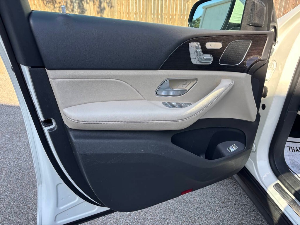 Mercedes-Benz GLE Vehicle Full-screen Gallery Image 10