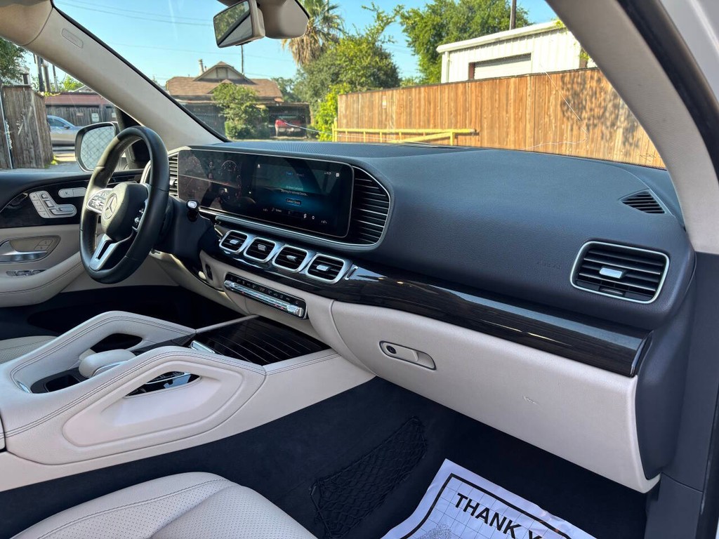 Mercedes-Benz GLE Vehicle Full-screen Gallery Image 11
