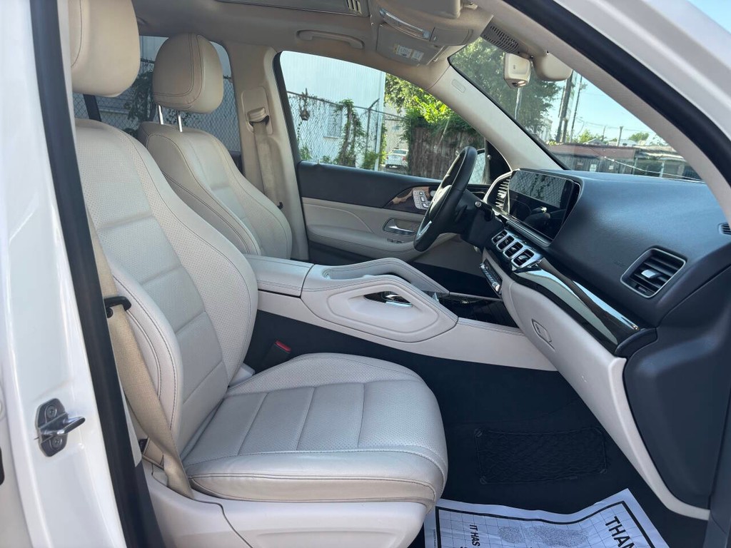 Mercedes-Benz GLE Vehicle Full-screen Gallery Image 12