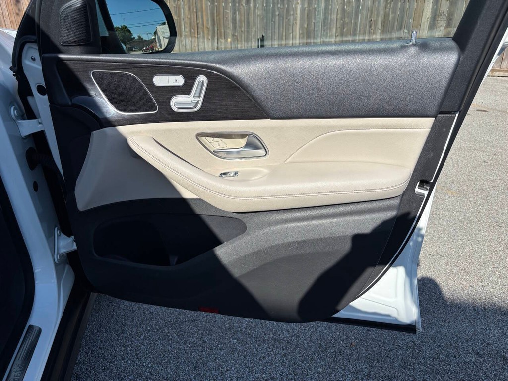 Mercedes-Benz GLE Vehicle Full-screen Gallery Image 13
