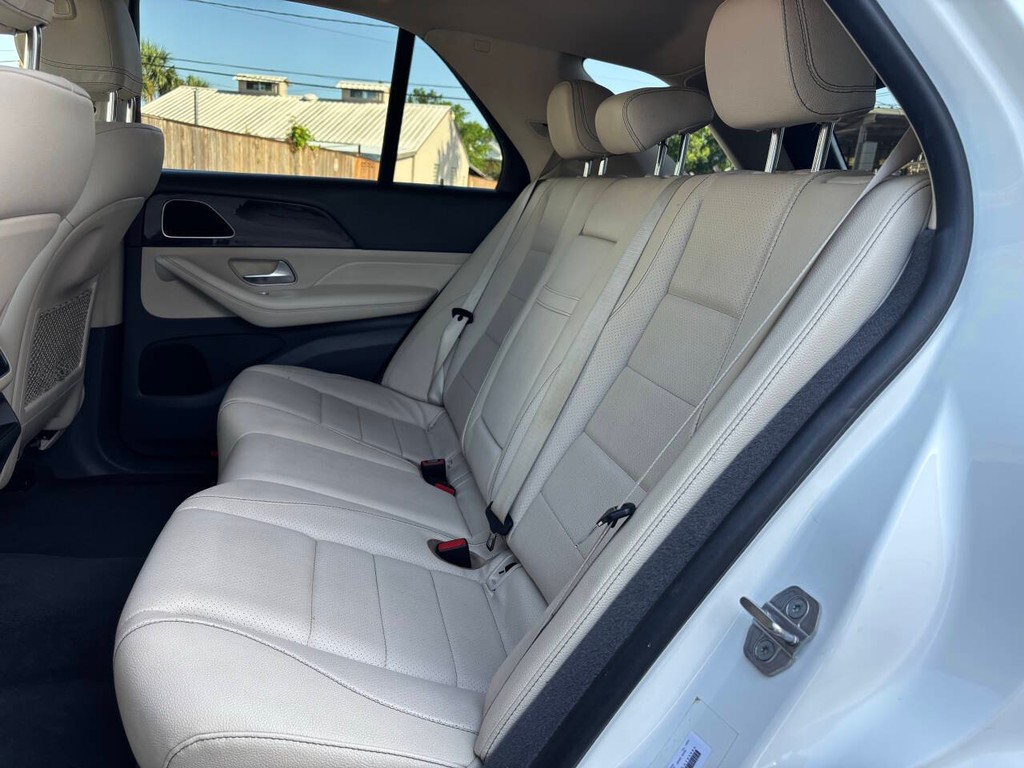 Mercedes-Benz GLE Vehicle Full-screen Gallery Image 14