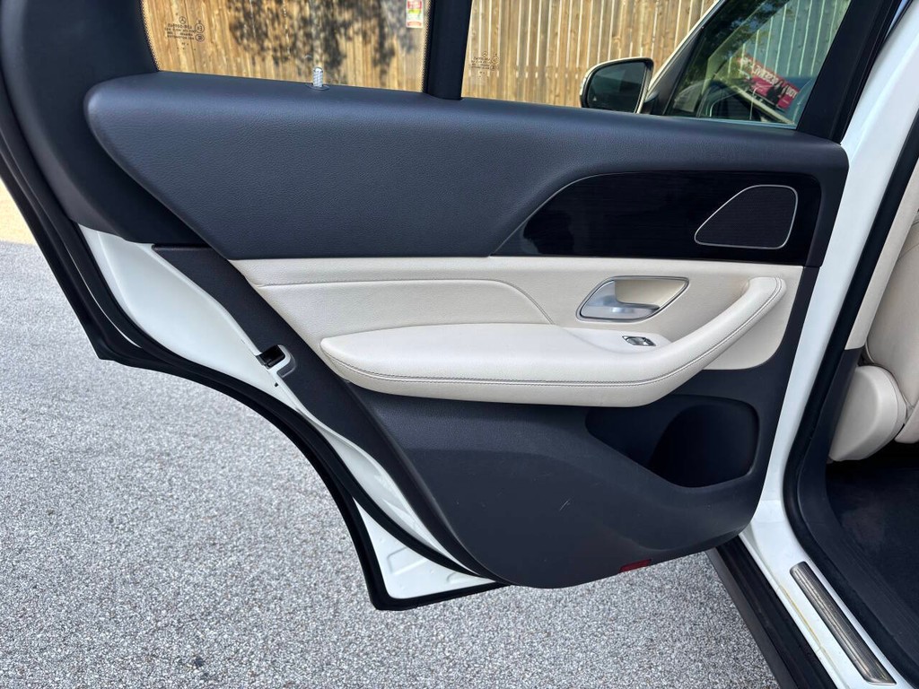 Mercedes-Benz GLE Vehicle Full-screen Gallery Image 15