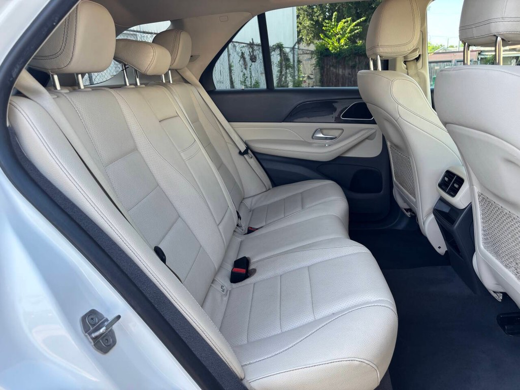 Mercedes-Benz GLE Vehicle Full-screen Gallery Image 16