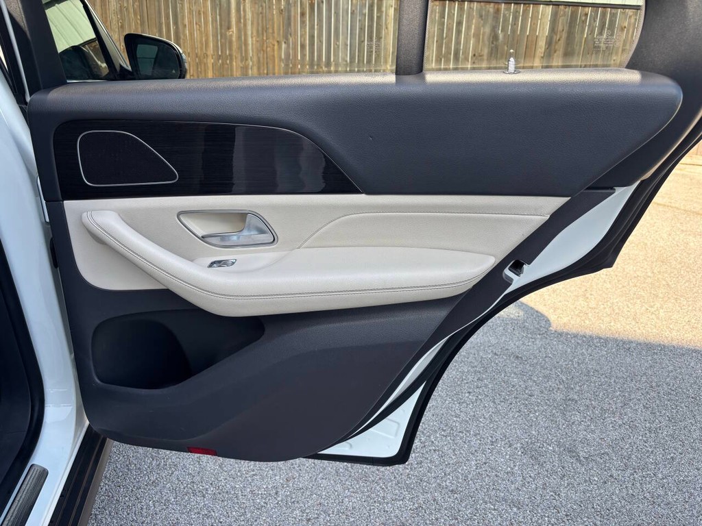 Mercedes-Benz GLE Vehicle Full-screen Gallery Image 17