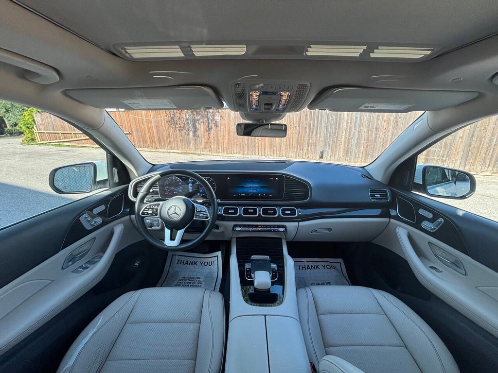 Mercedes-Benz GLE Vehicle Full-screen Gallery Image 18