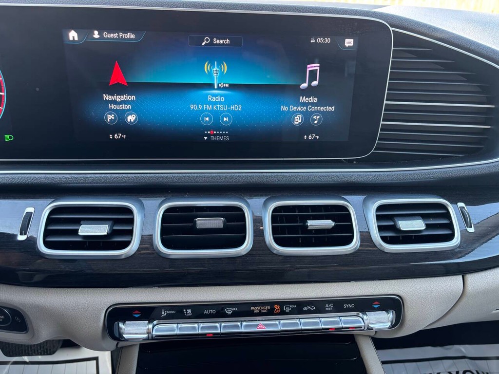 Mercedes-Benz GLE Vehicle Full-screen Gallery Image 20