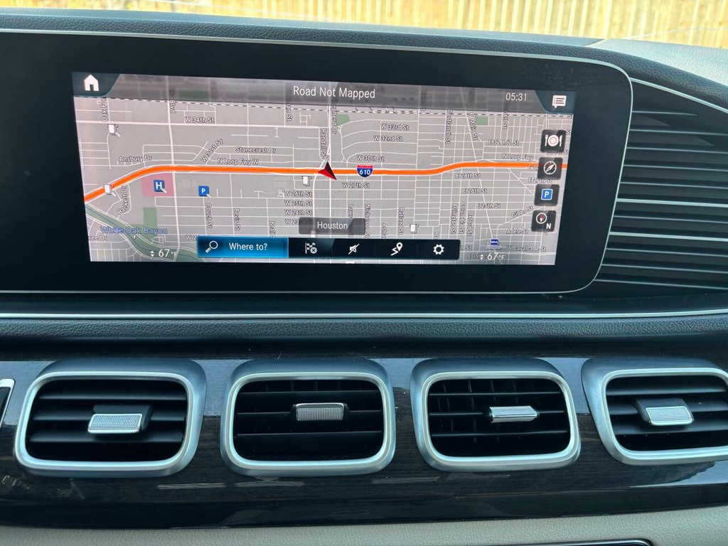 Mercedes-Benz GLE Vehicle Full-screen Gallery Image 21
