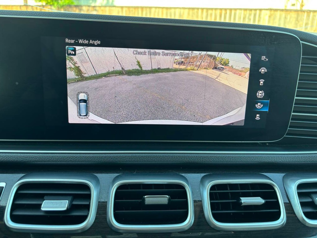 Mercedes-Benz GLE Vehicle Full-screen Gallery Image 22