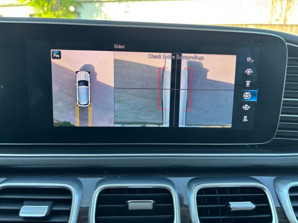 Mercedes-Benz GLE Vehicle Full-screen Gallery Image 23