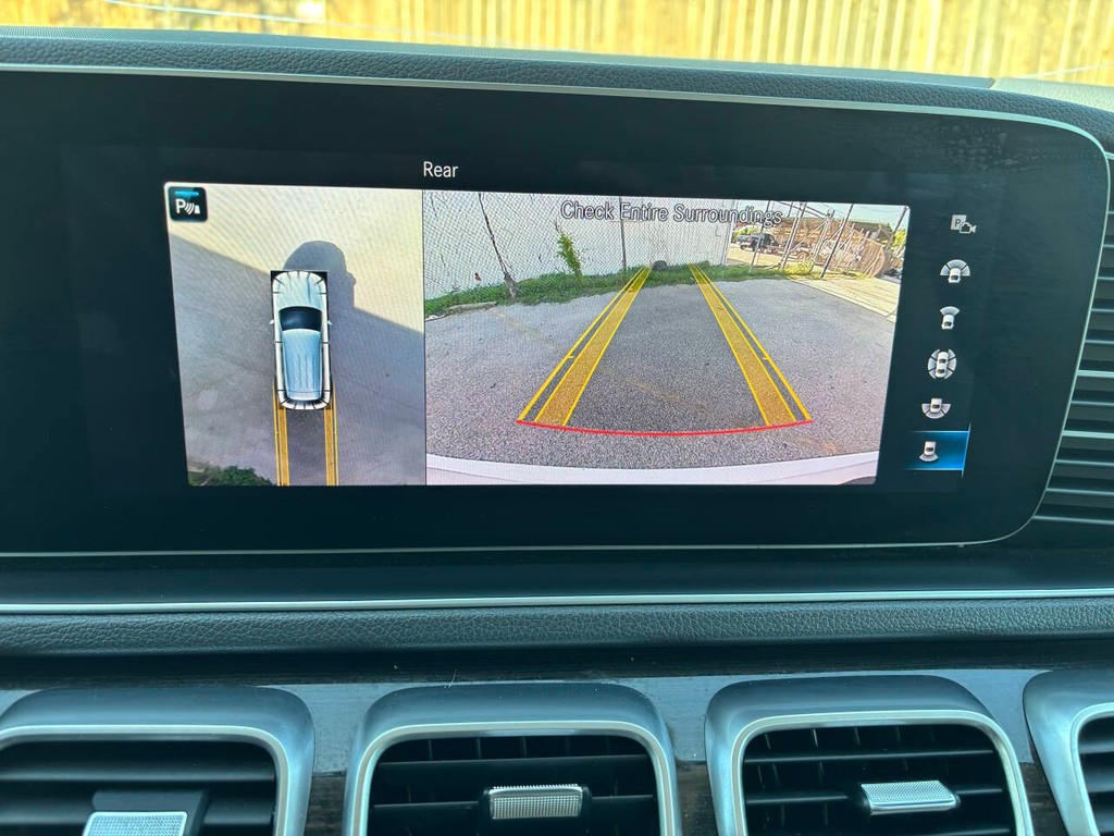Mercedes-Benz GLE Vehicle Full-screen Gallery Image 24
