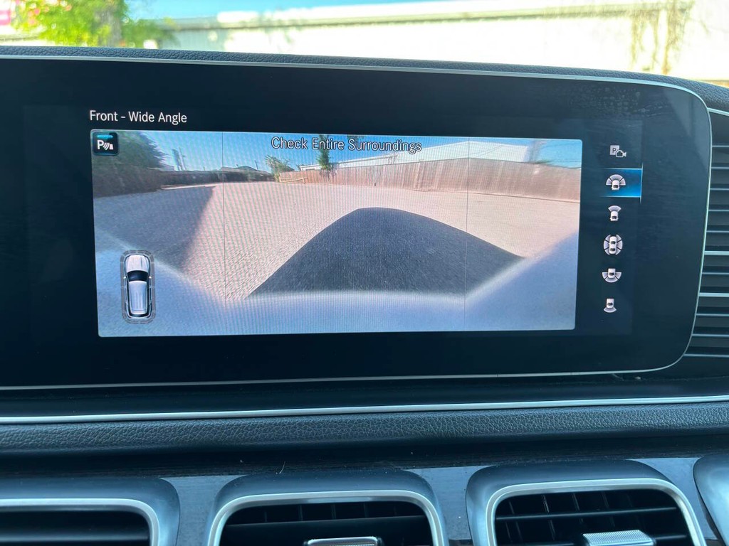 Mercedes-Benz GLE Vehicle Full-screen Gallery Image 25