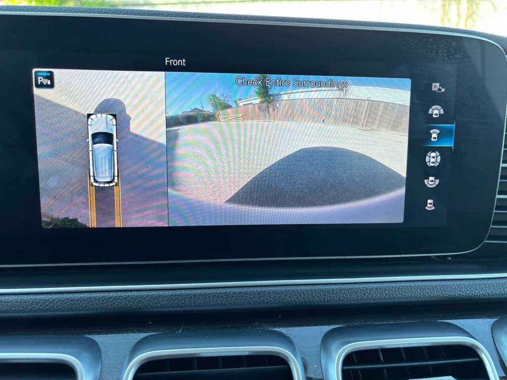 Mercedes-Benz GLE Vehicle Full-screen Gallery Image 26