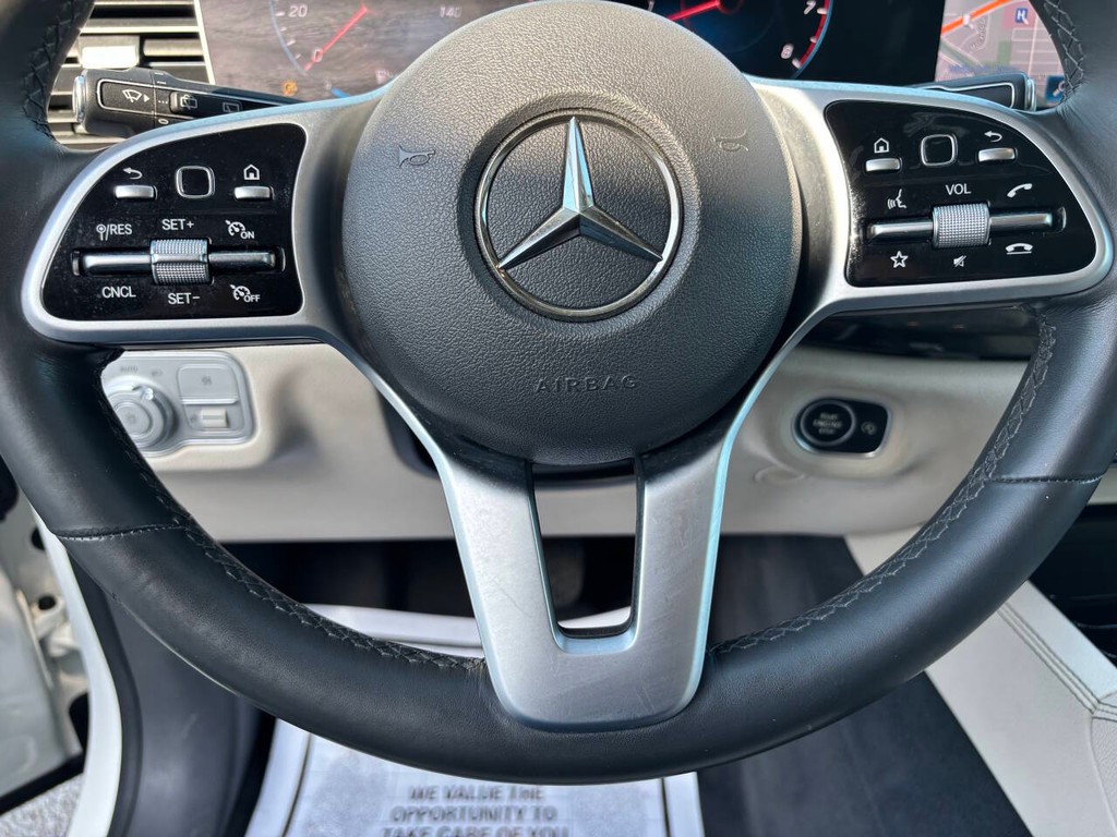 Mercedes-Benz GLE Vehicle Full-screen Gallery Image 29