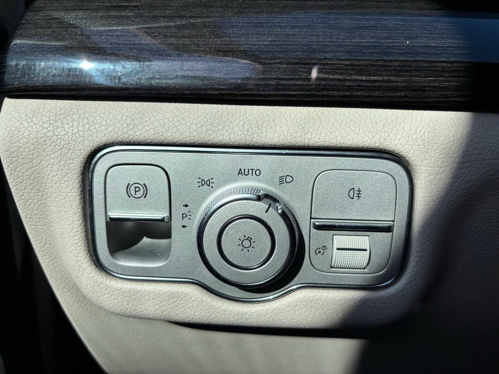 Mercedes-Benz GLE Vehicle Full-screen Gallery Image 30