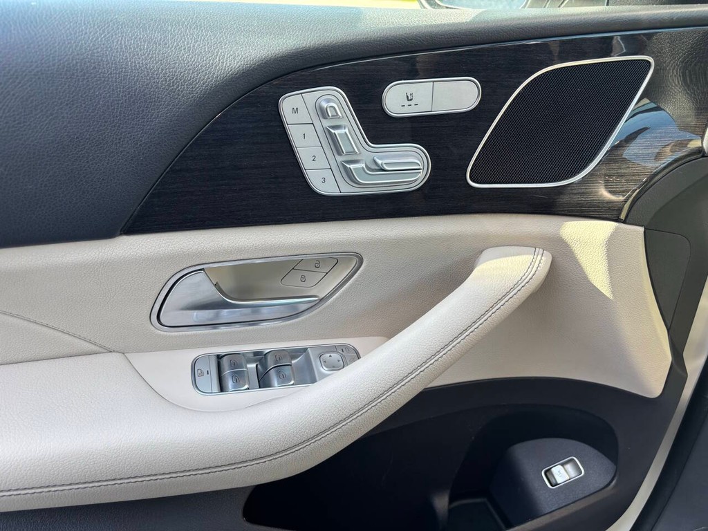 Mercedes-Benz GLE Vehicle Full-screen Gallery Image 31