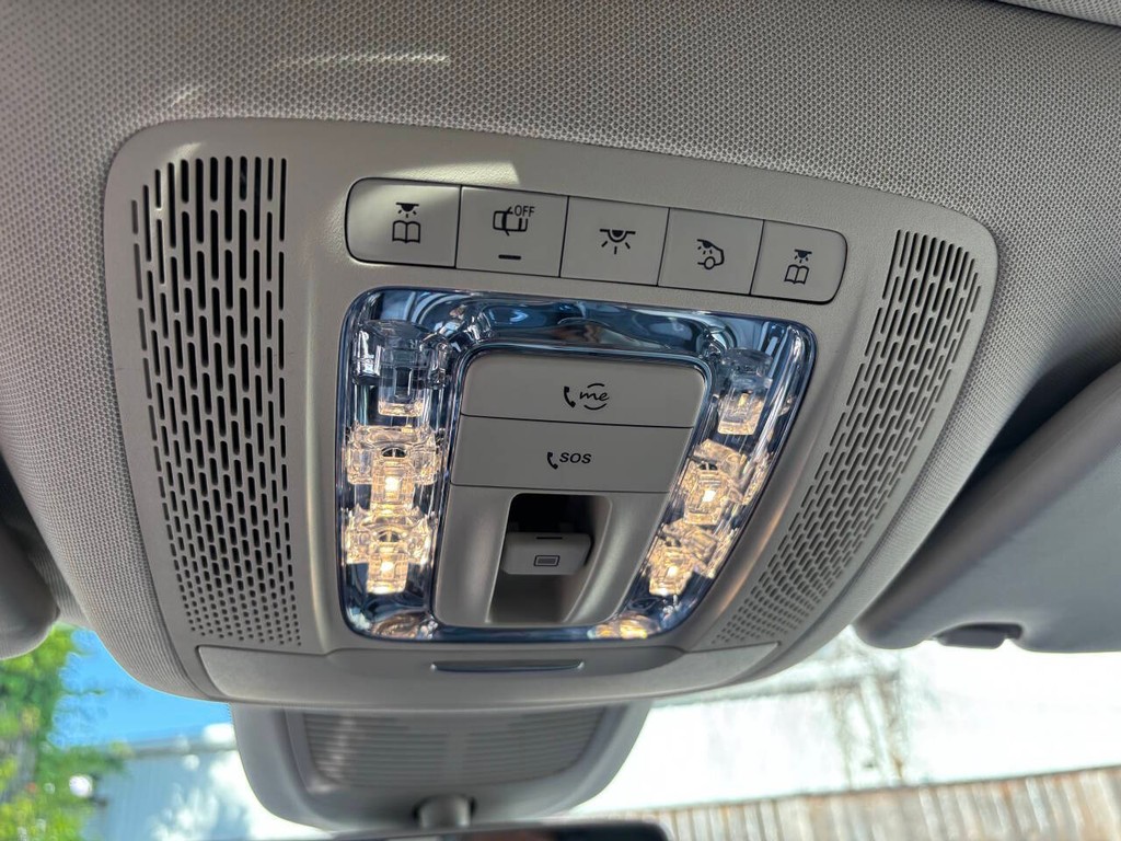 Mercedes-Benz GLE Vehicle Full-screen Gallery Image 32