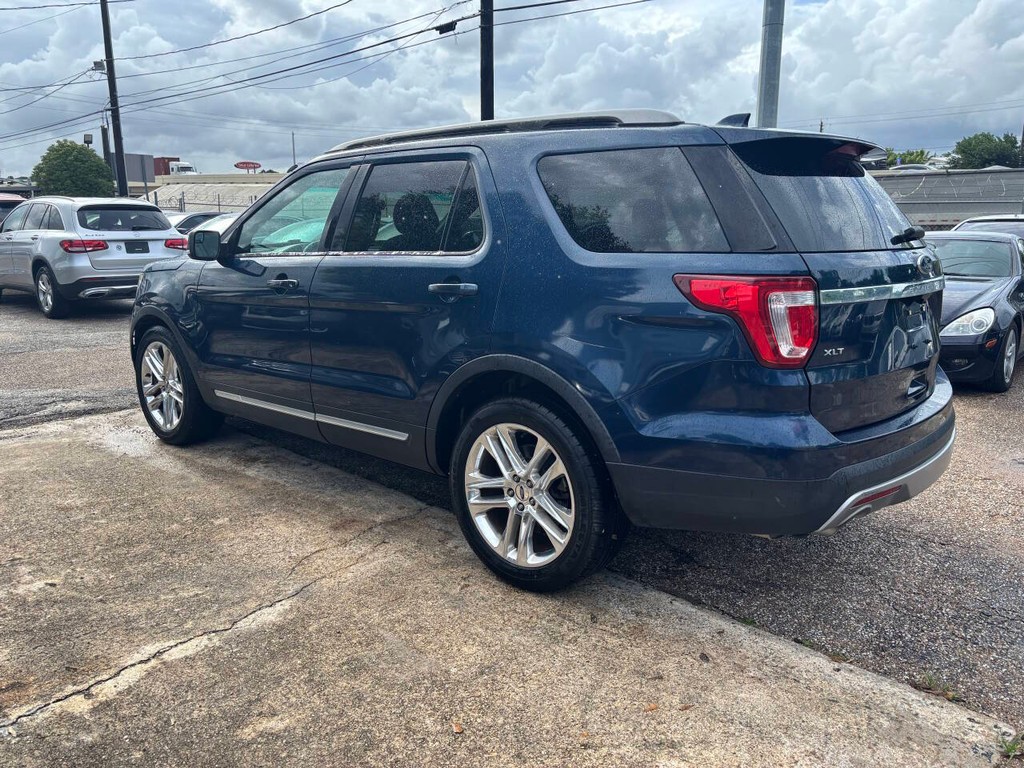 Ford Explorer Vehicle Full-screen Gallery Image 04