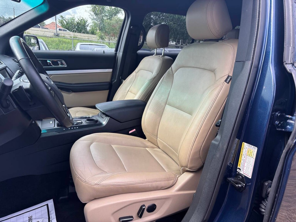 Ford Explorer Vehicle Full-screen Gallery Image 08