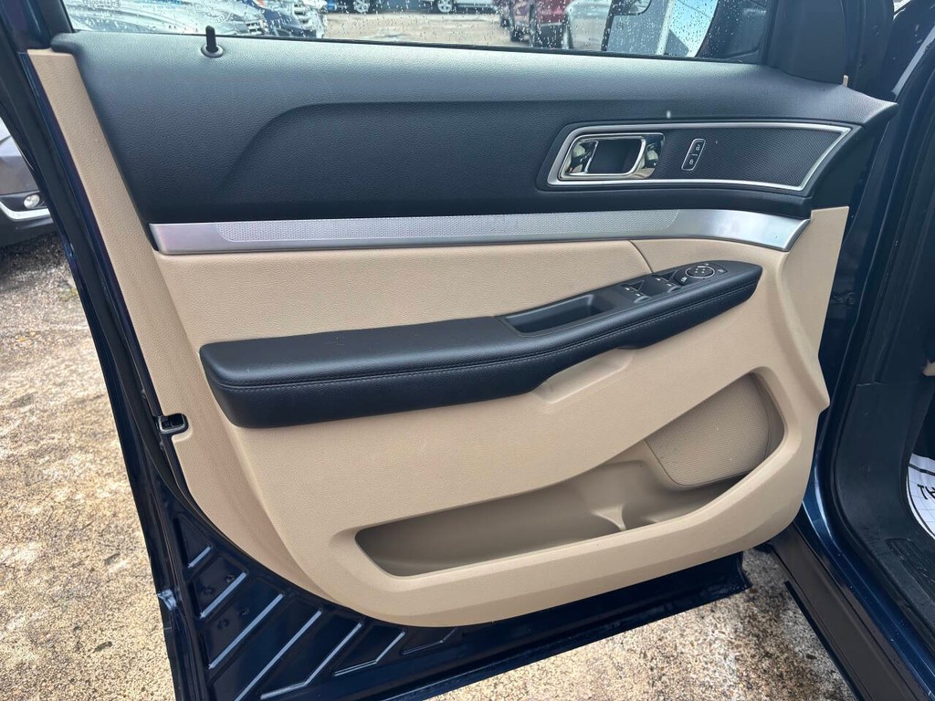 Ford Explorer Vehicle Full-screen Gallery Image 09