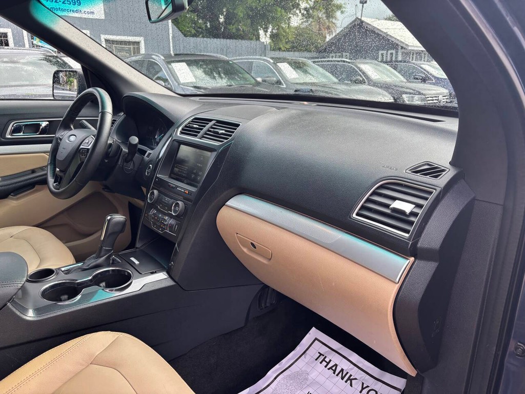 Ford Explorer Vehicle Full-screen Gallery Image 10