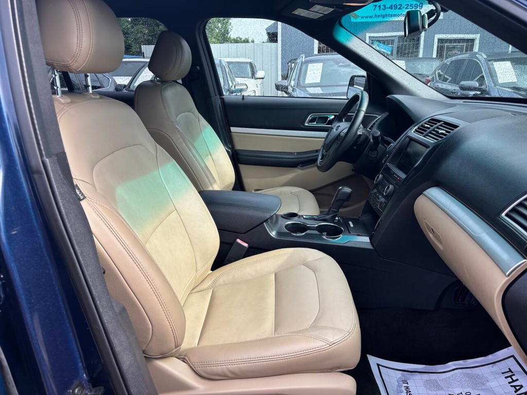Ford Explorer Vehicle Full-screen Gallery Image 11