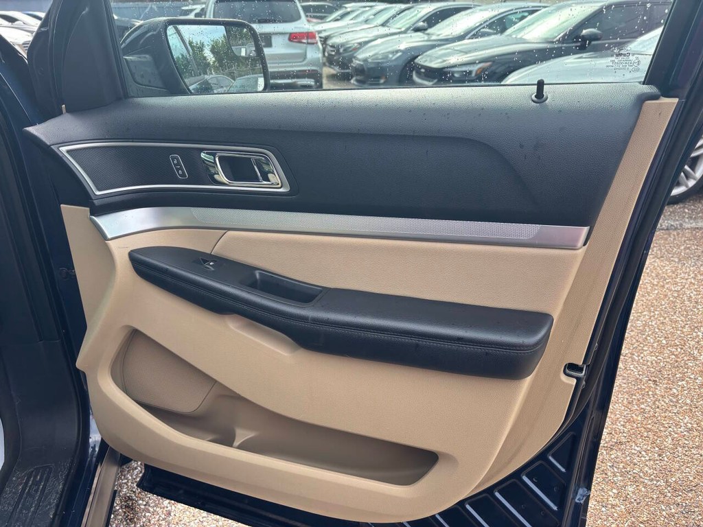 Ford Explorer Vehicle Full-screen Gallery Image 12