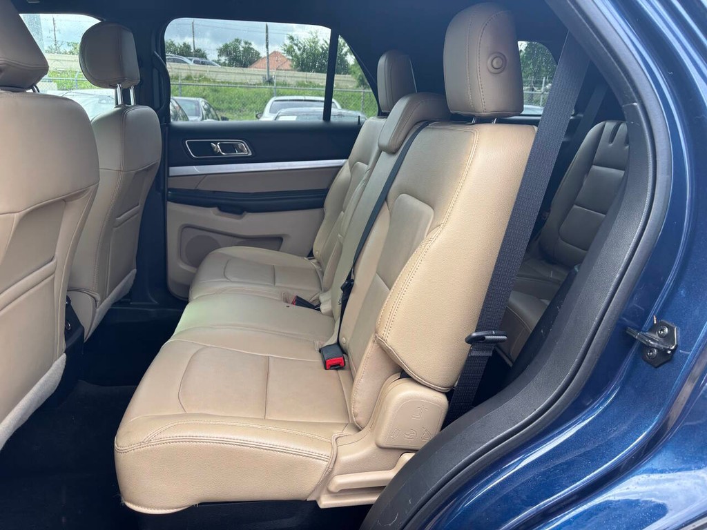 Ford Explorer Vehicle Full-screen Gallery Image 13