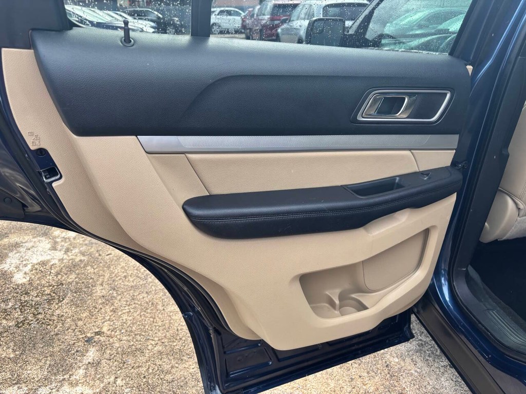 Ford Explorer Vehicle Full-screen Gallery Image 14