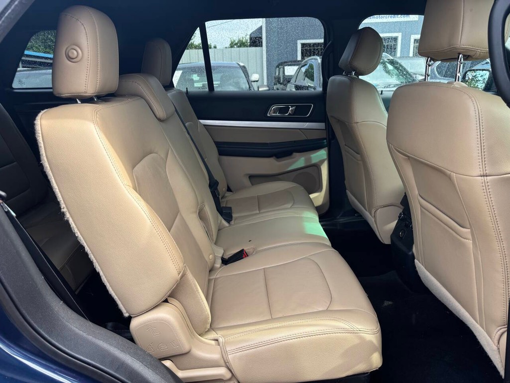 Ford Explorer Vehicle Full-screen Gallery Image 15