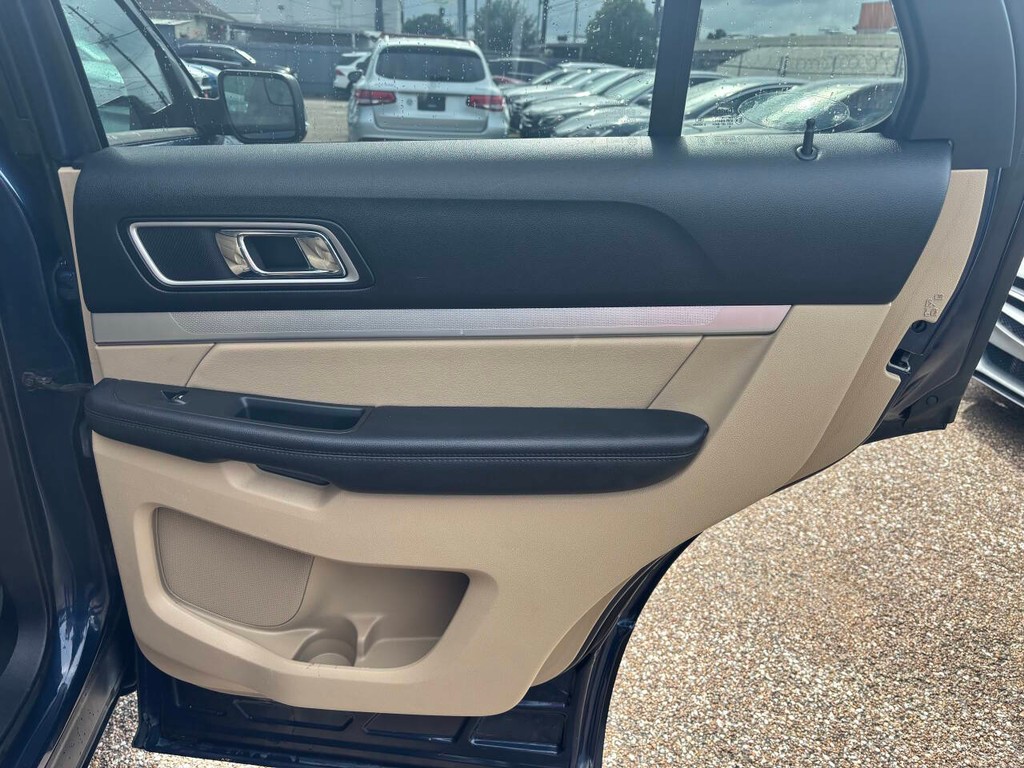 Ford Explorer Vehicle Full-screen Gallery Image 16