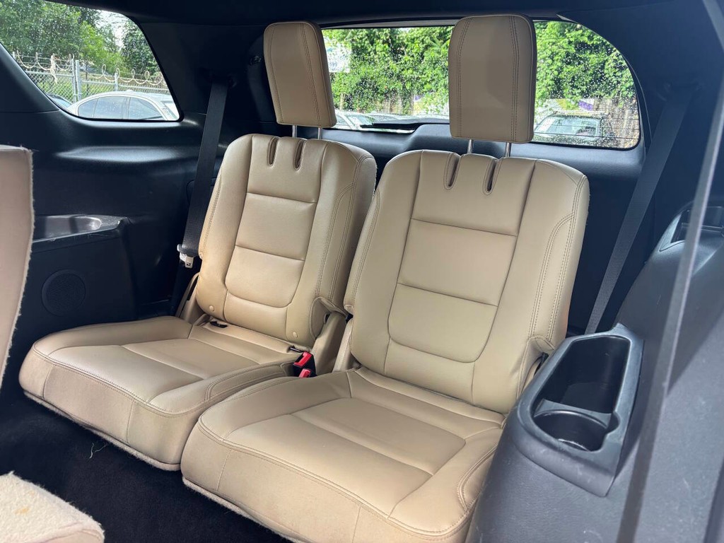 Ford Explorer Vehicle Full-screen Gallery Image 17