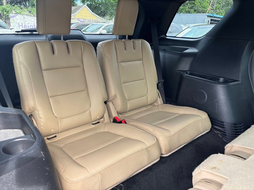 Ford Explorer Vehicle Full-screen Gallery Image 18