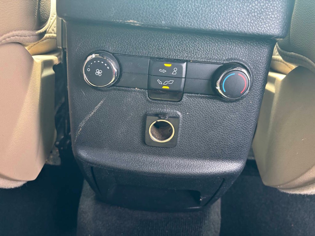 Ford Explorer Vehicle Full-screen Gallery Image 19