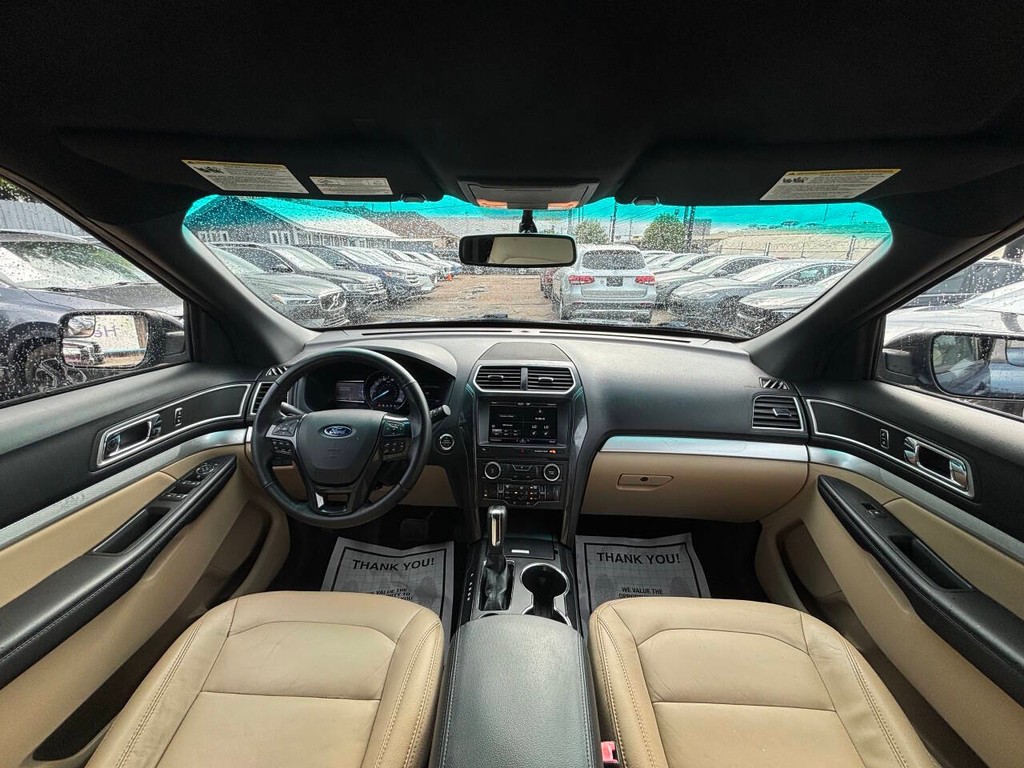 Ford Explorer Vehicle Full-screen Gallery Image 20