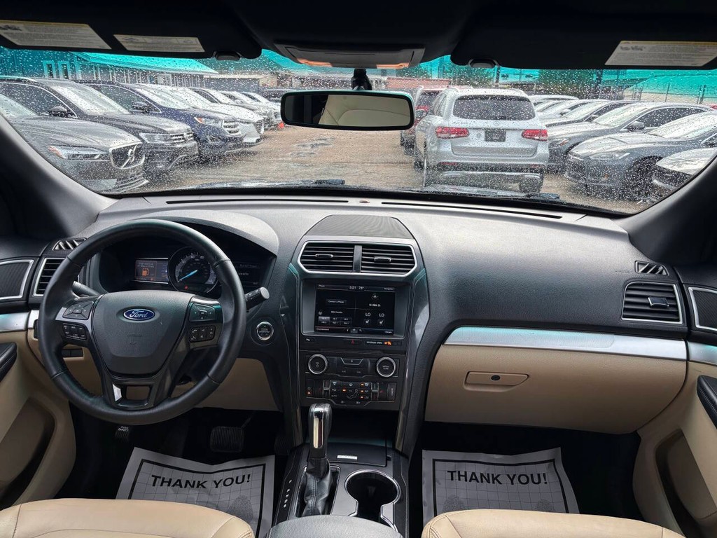 Ford Explorer Vehicle Full-screen Gallery Image 21
