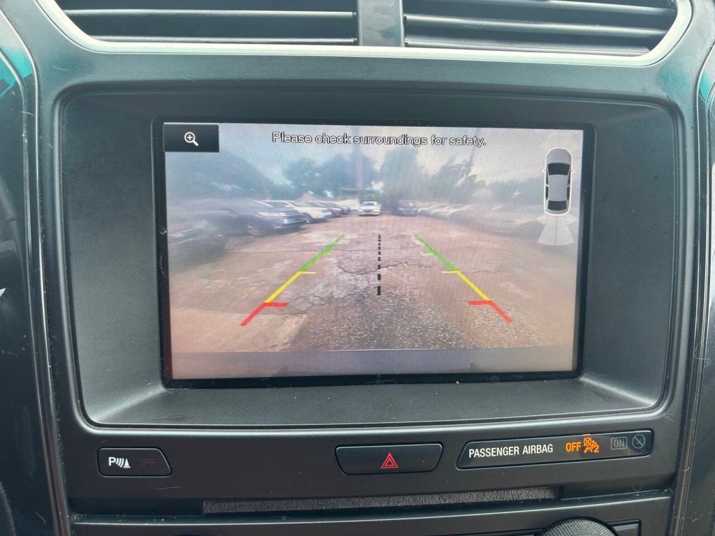 Ford Explorer Vehicle Full-screen Gallery Image 24