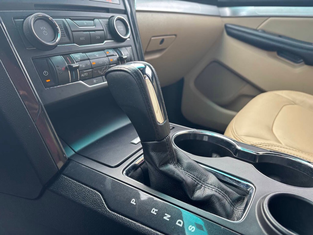 Ford Explorer Vehicle Full-screen Gallery Image 25