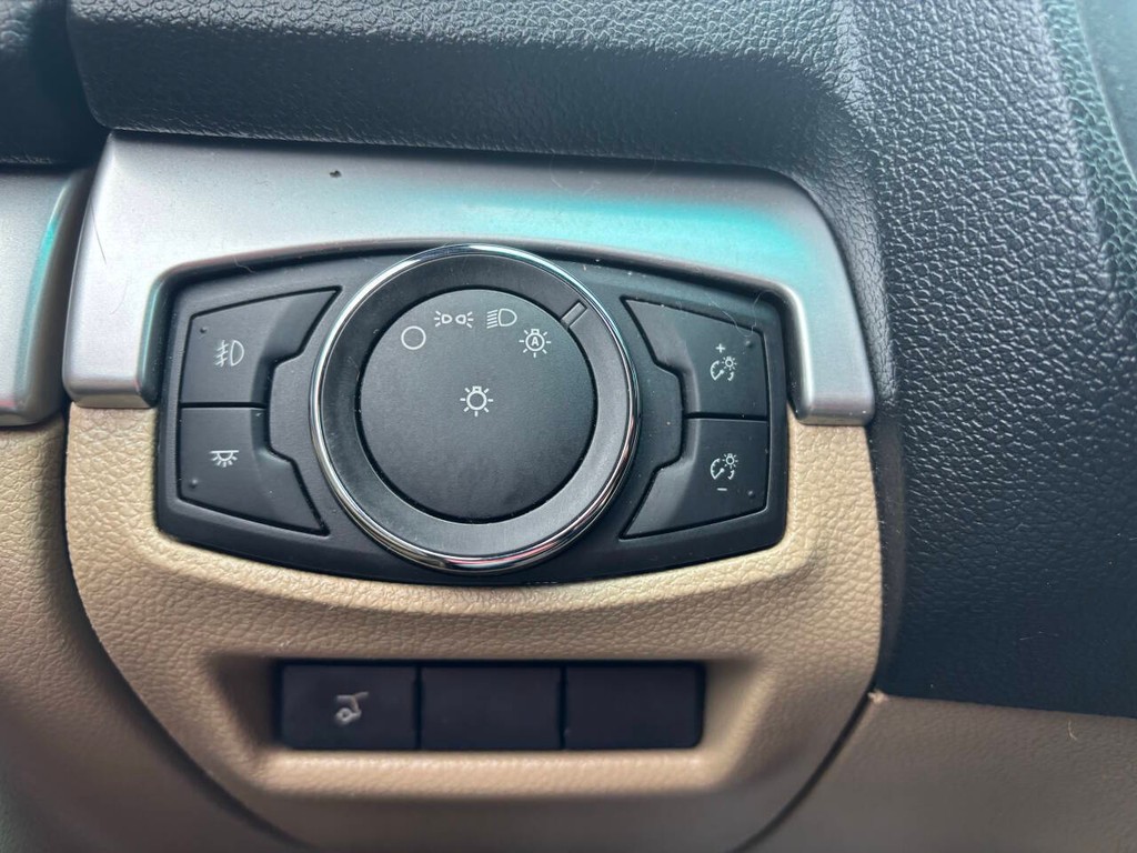 Ford Explorer Vehicle Full-screen Gallery Image 28