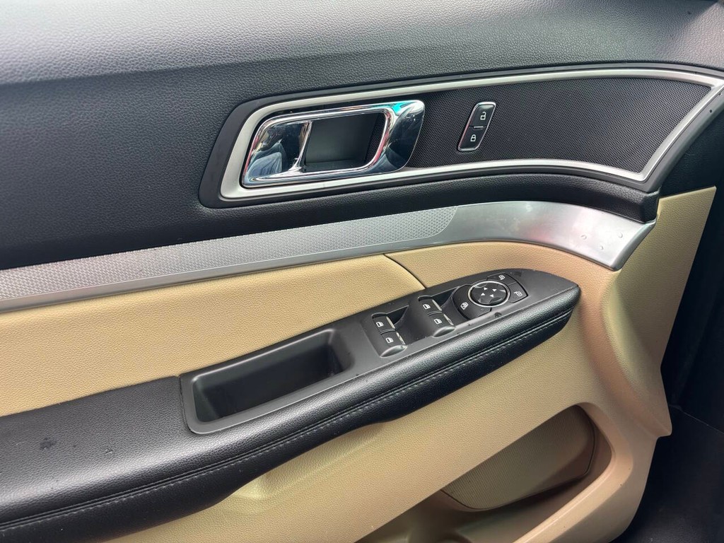 Ford Explorer Vehicle Full-screen Gallery Image 29