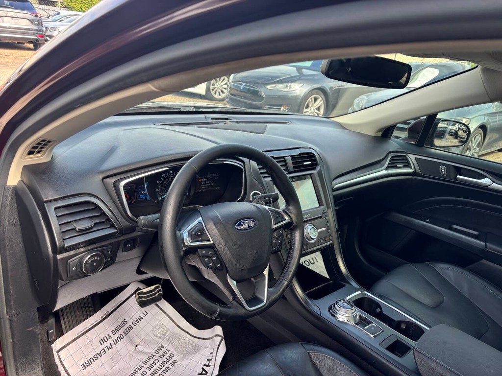 Ford Fusion Vehicle Full-screen Gallery Image 07