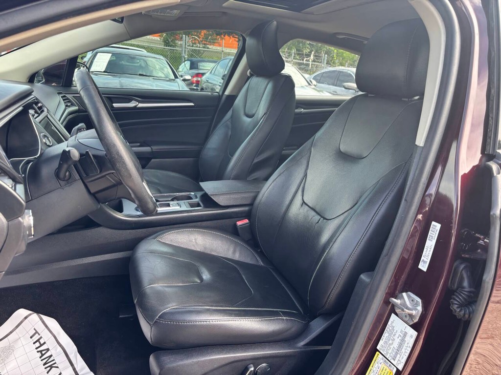 Ford Fusion Vehicle Full-screen Gallery Image 08