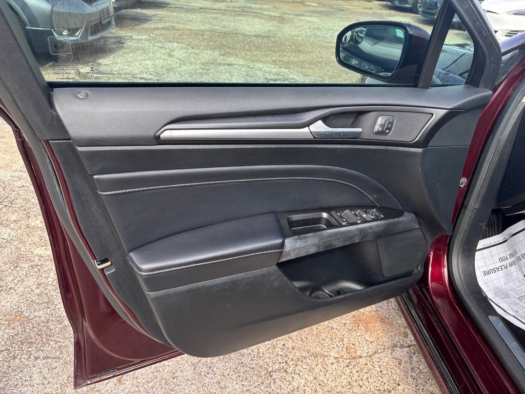 Ford Fusion Vehicle Full-screen Gallery Image 09