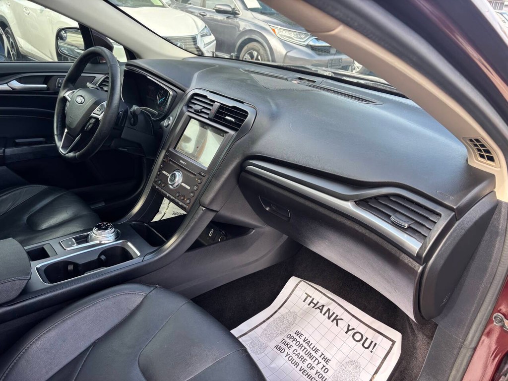 Ford Fusion Vehicle Full-screen Gallery Image 10